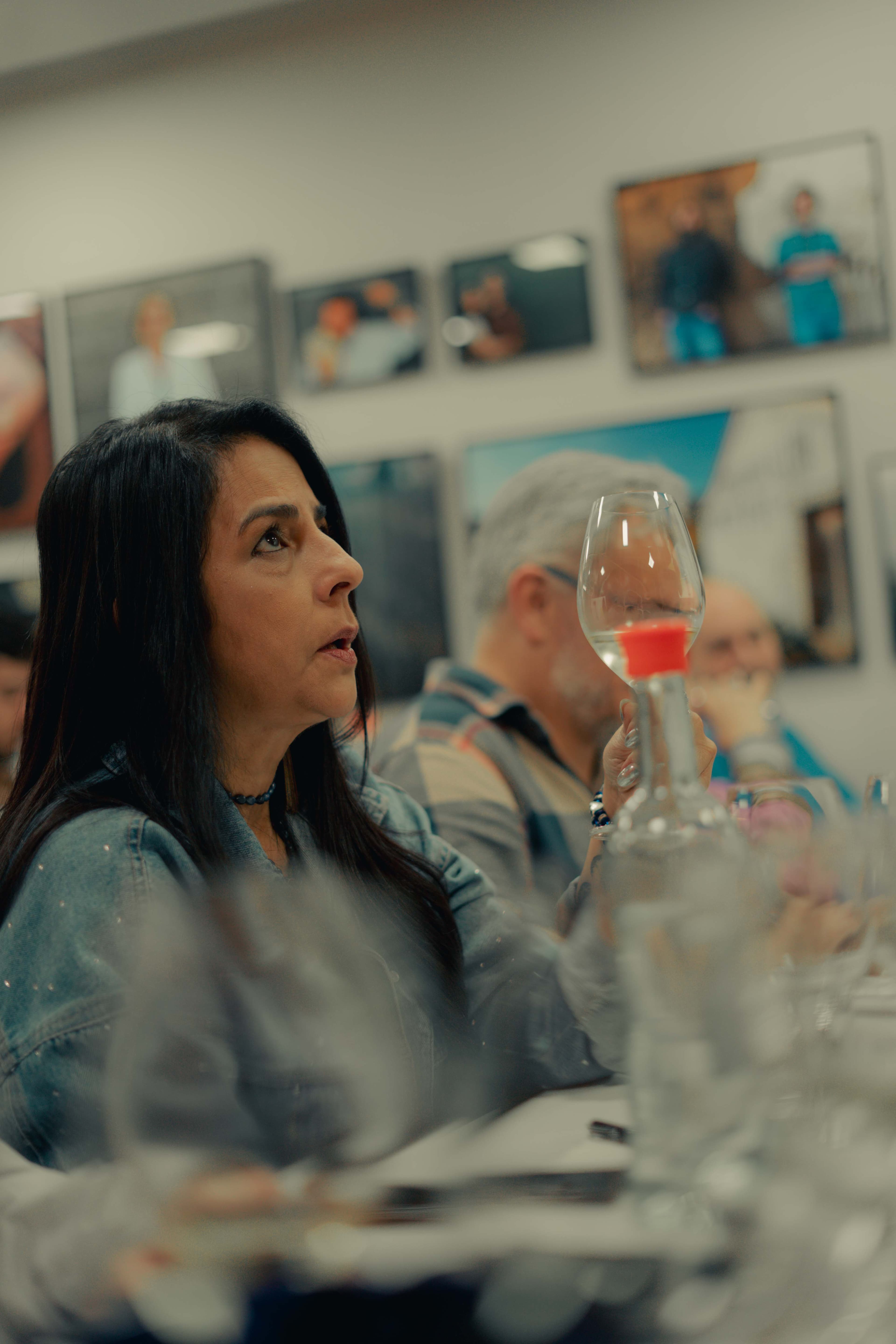 Aluna analisando vinho rosé