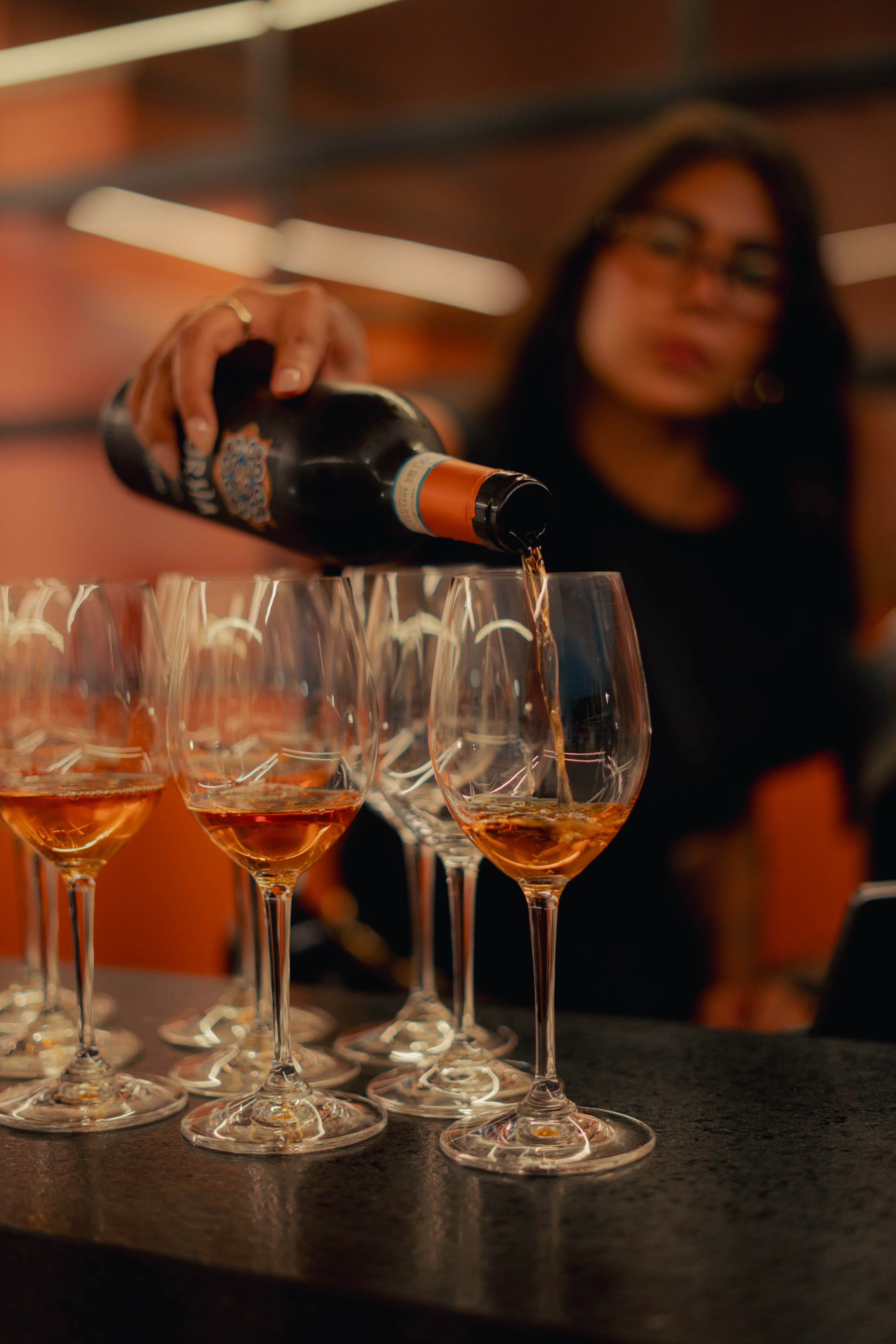 Serviço de vinho âmbar em masterclass